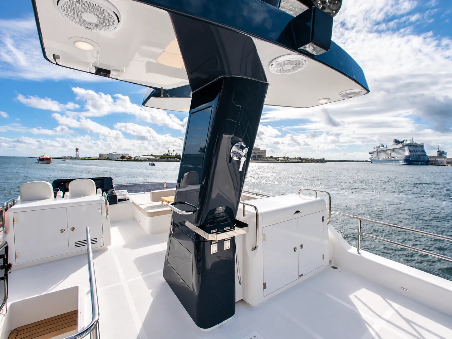 Flybridge with helm seats, bar unit and deck shower
